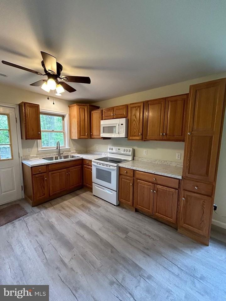 22427 Cross Rd - Photo 2 of 16