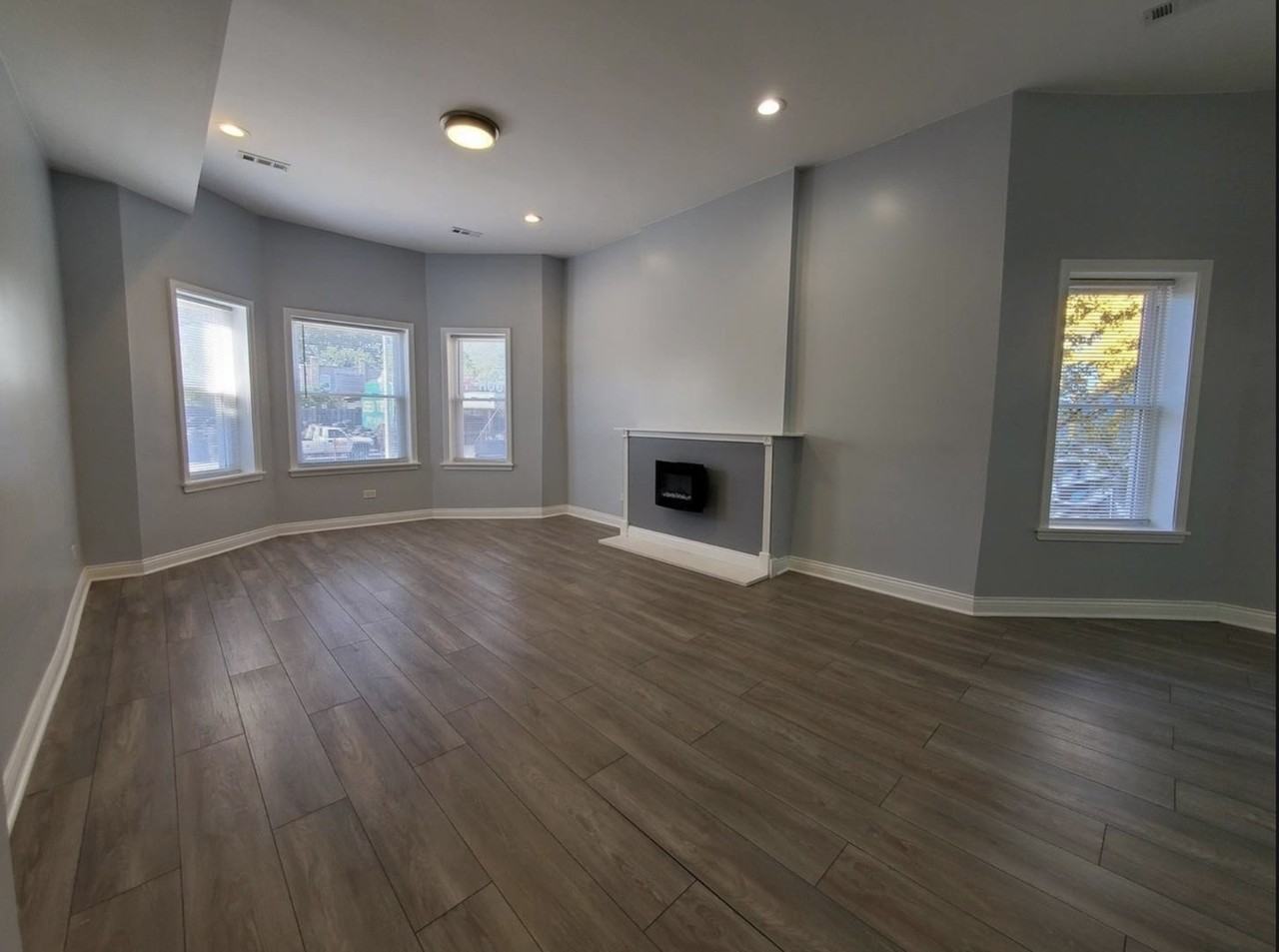 943 W 59th St - Photo 3 of 16