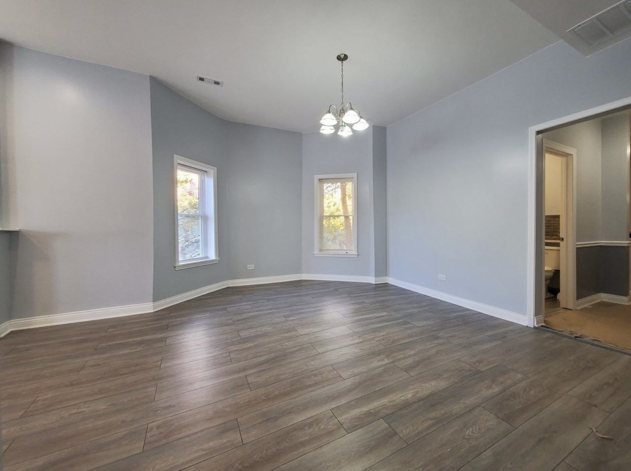 943 W 59th St - Photo 4 of 16