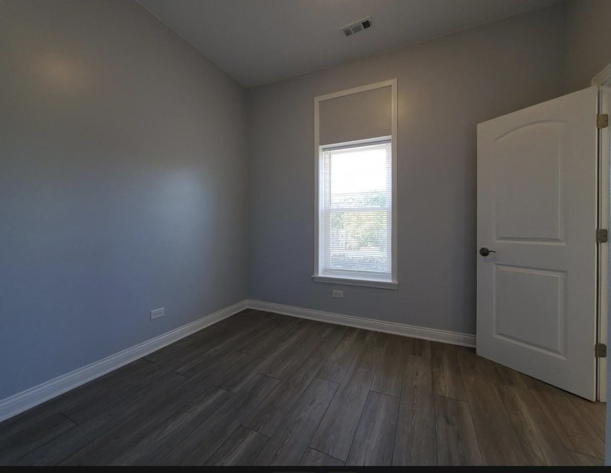 943 W 59th St - Photo 7 of 16