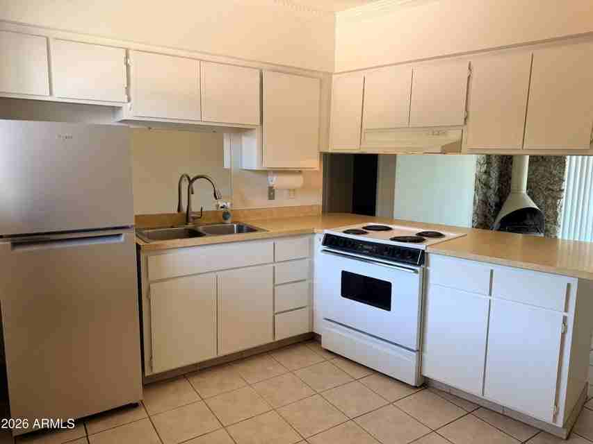 1441 E Maryland Ave - Photo 6 of 15