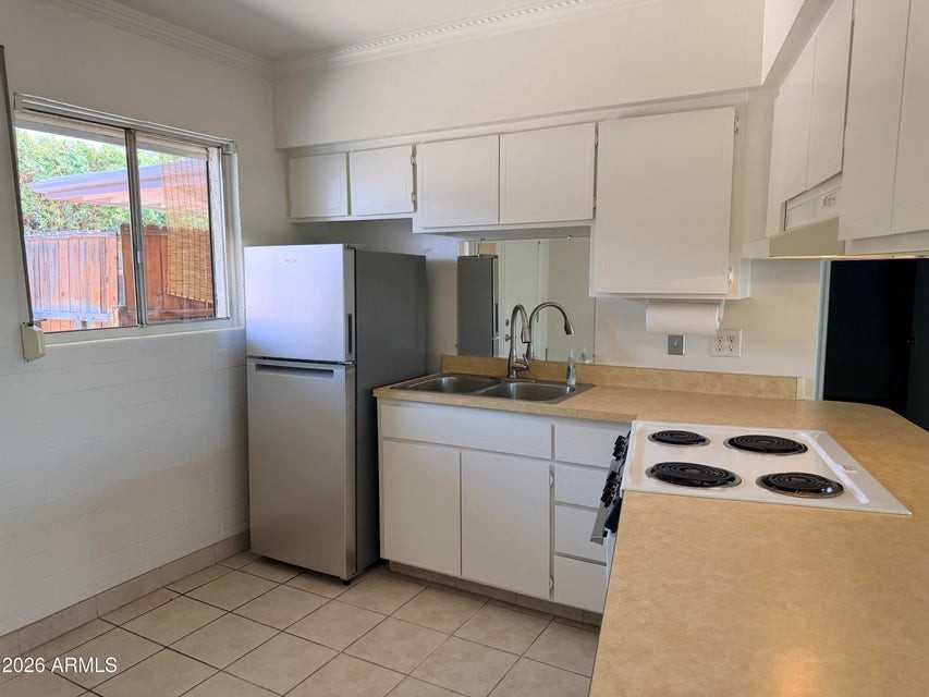 1441 E Maryland Ave - Photo 7 of 15