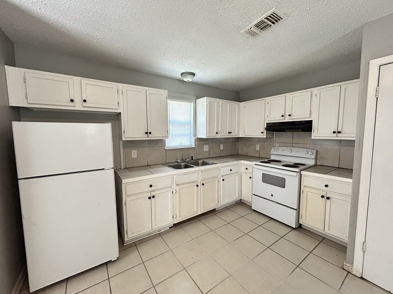 2509 Belair Dr S #2509 - Photo 4 of 10