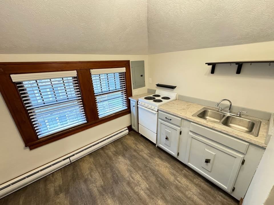 1004 B St #1 - Photo 4 of 14
