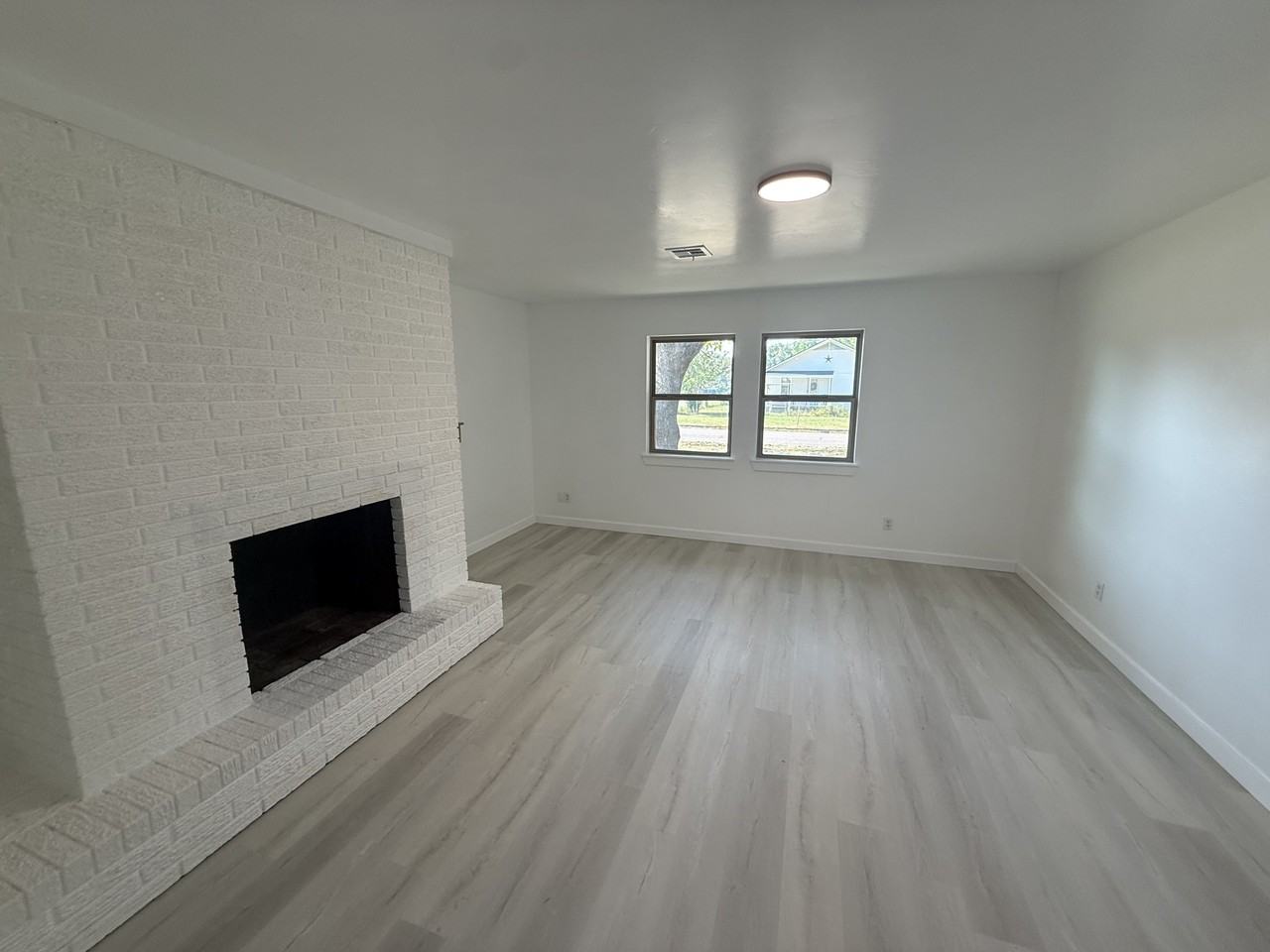 800 W 6th St #1 - Photo 2 of 10