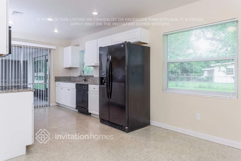 1710 Puritan Ave - Photo 4 of 18