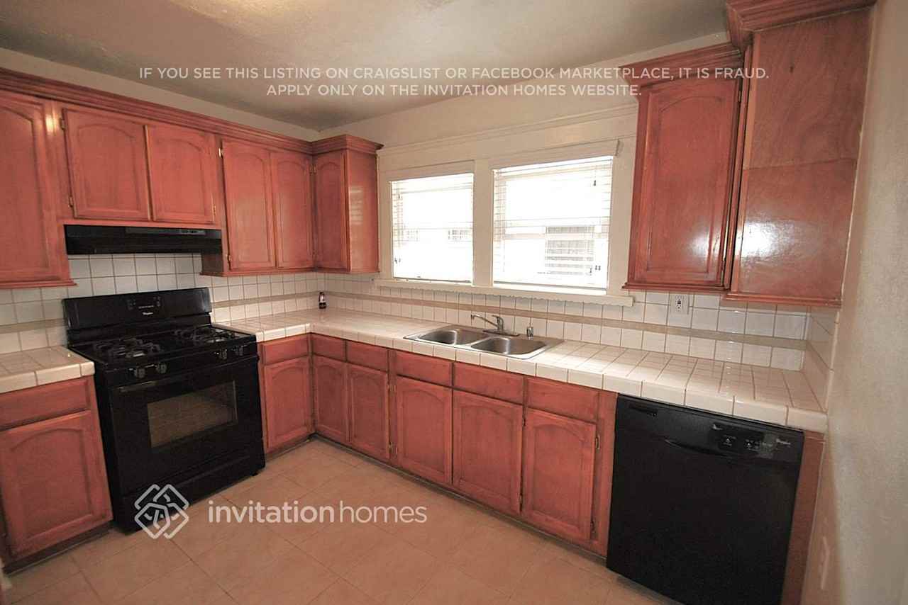 1613 W 49th St - Photo 5 of 15