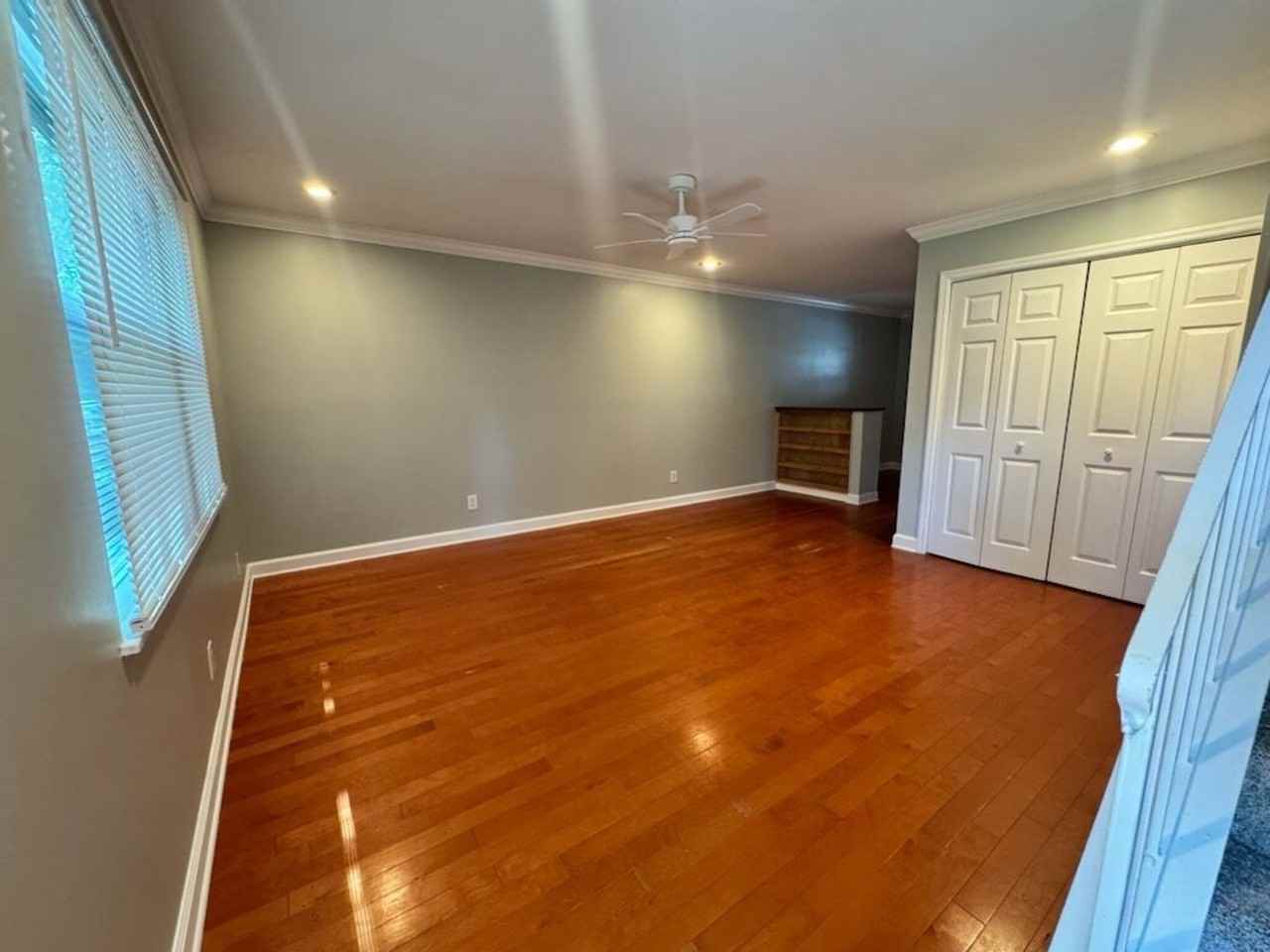 730 Harbor Ln - Photo 3 of 9