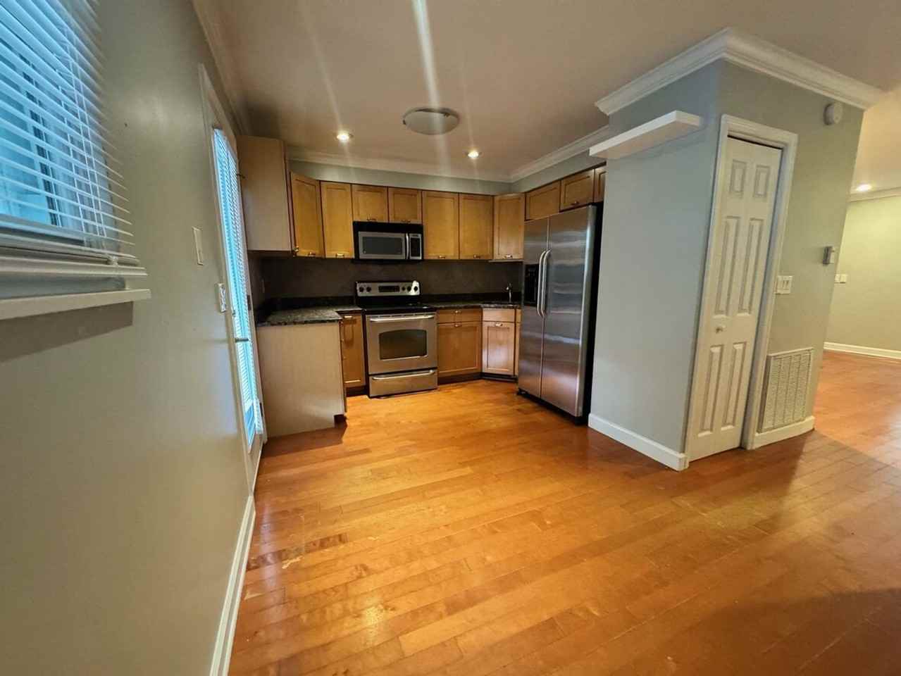 730 Harbor Ln - Photo 5 of 9