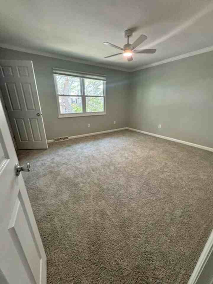 730 Harbor Ln - Photo 6 of 9