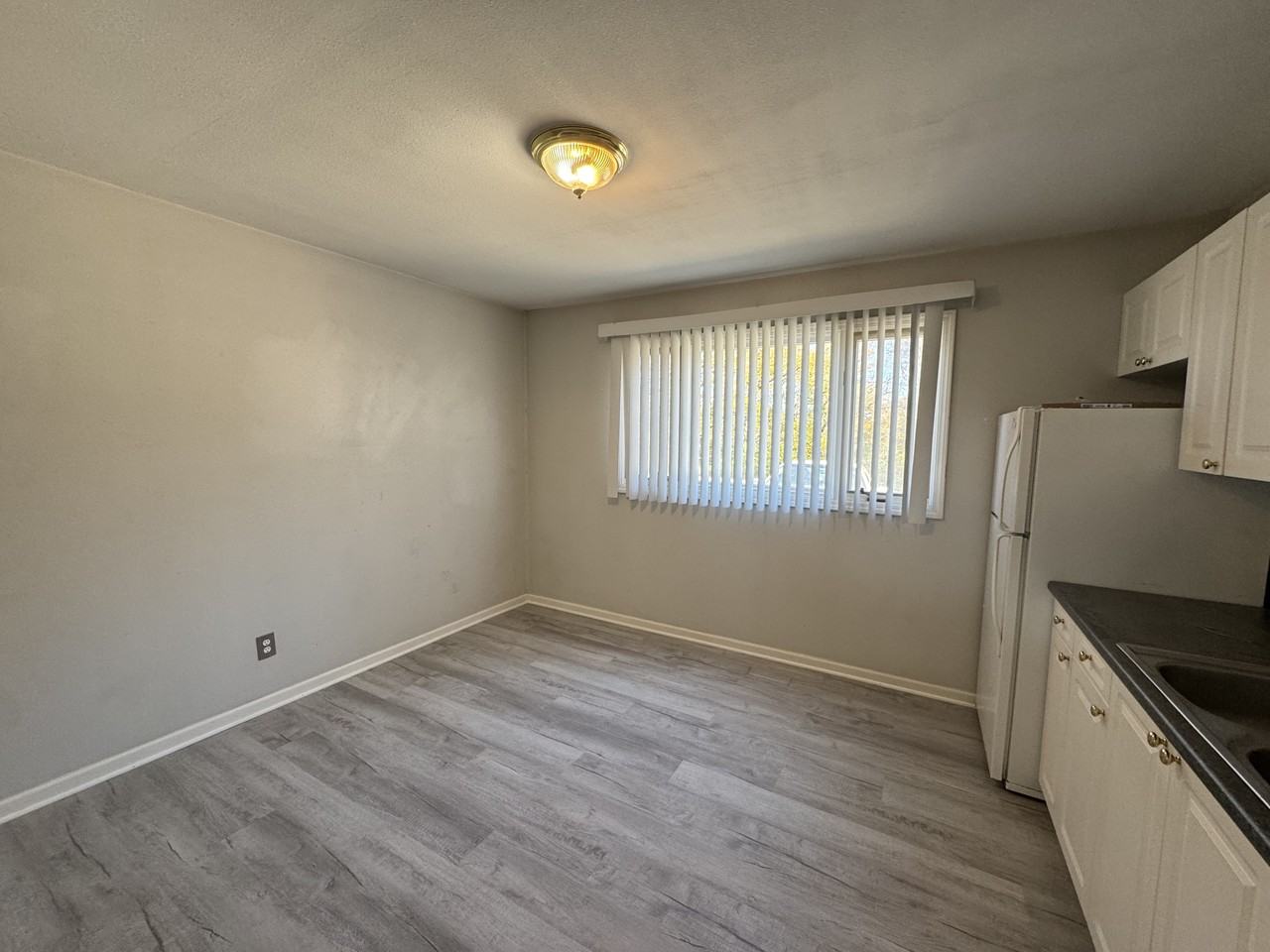 398 W Ash St #A - Photo 4 of 10