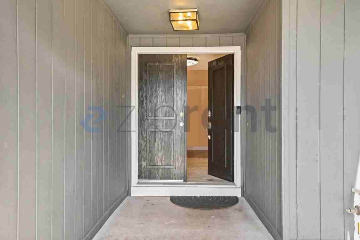 2822 Deerwood Dr - Photo 4 of 33
