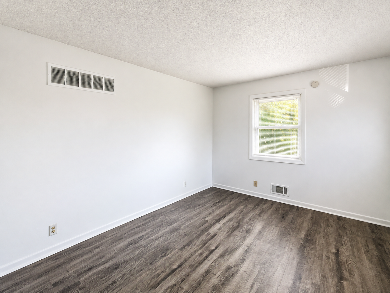 1622 Bristol Ave - Photo 2 of 10