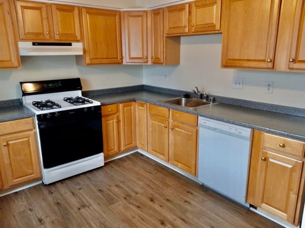 1023 Thomas Jefferson Pl - Photo 2 of 16
