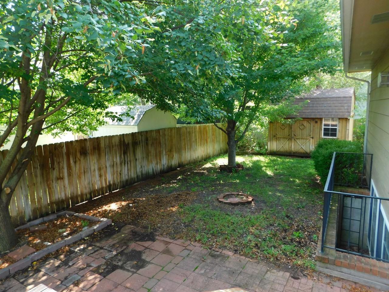 2320 Gentry Ln - Photo 2 of 4
