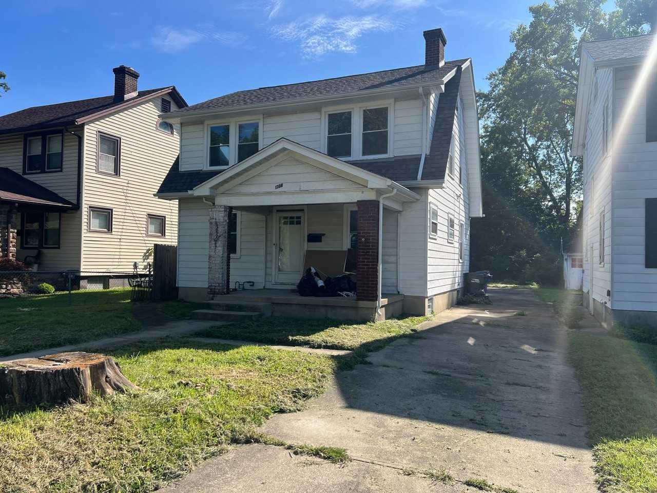 1304 Catalpa Dr - Photo 2 of 15