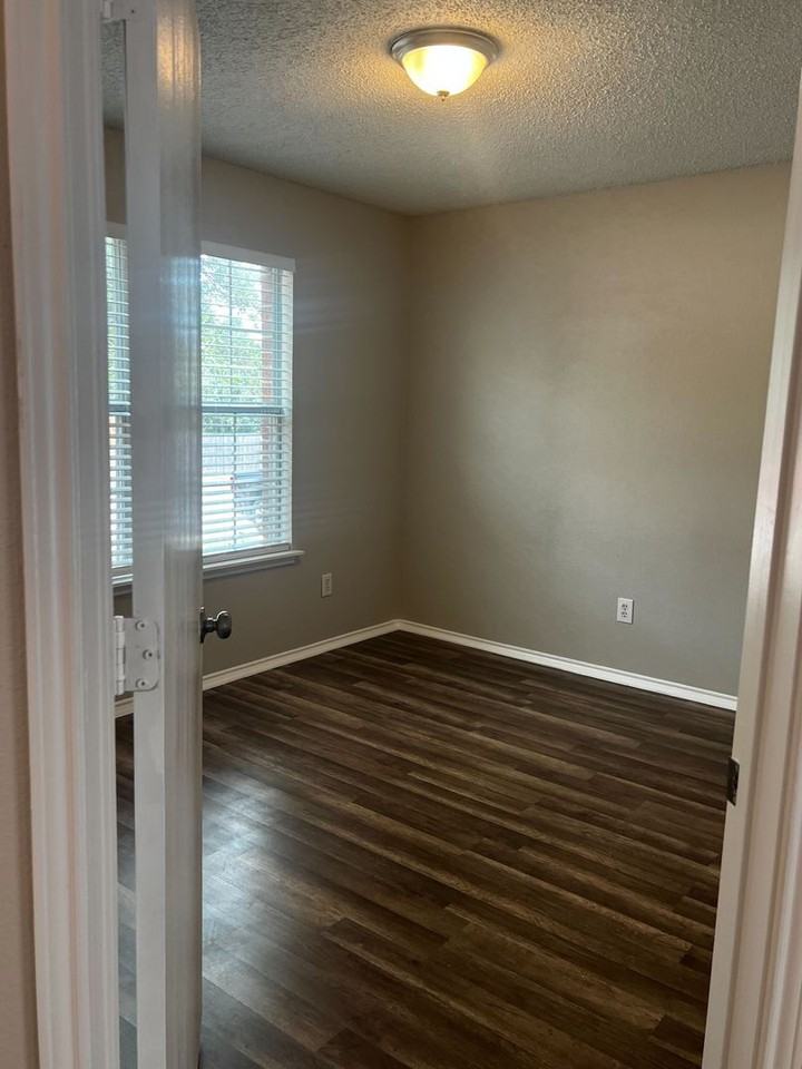 1601 Hedgewood Trl - Photo 4 of 16