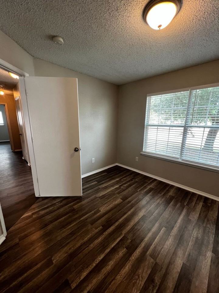 1601 Hedgewood Trl - Photo 5 of 16