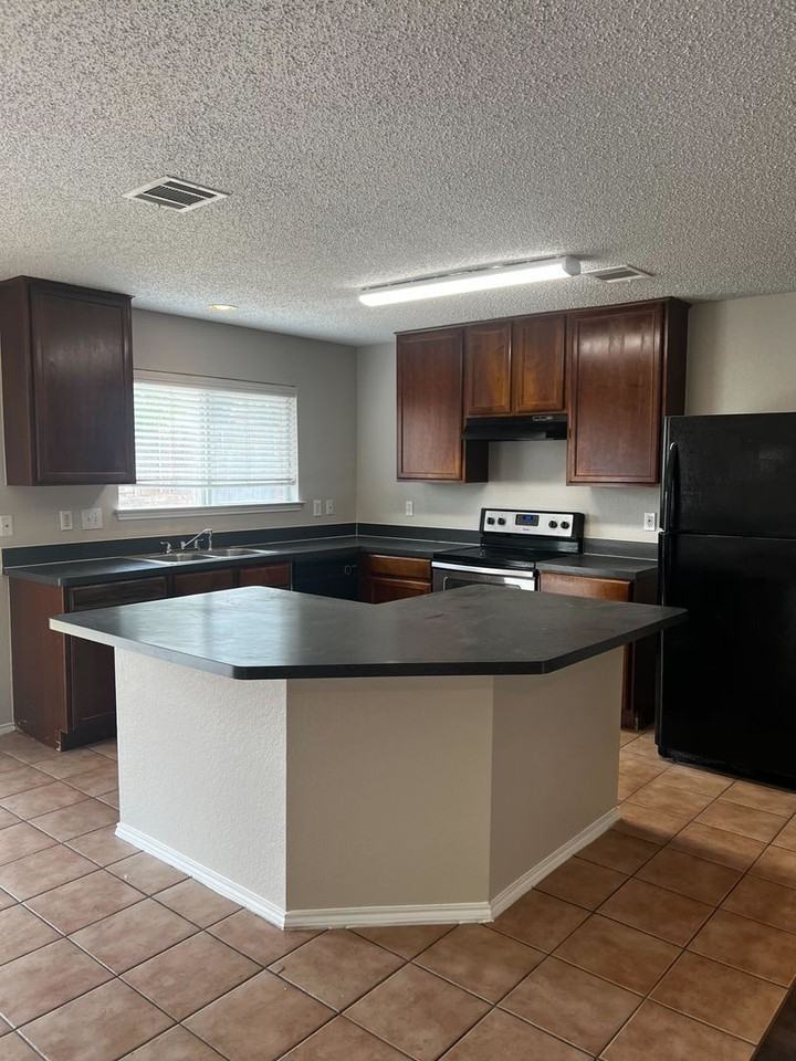 1601 Hedgewood Trl - Photo 6 of 16