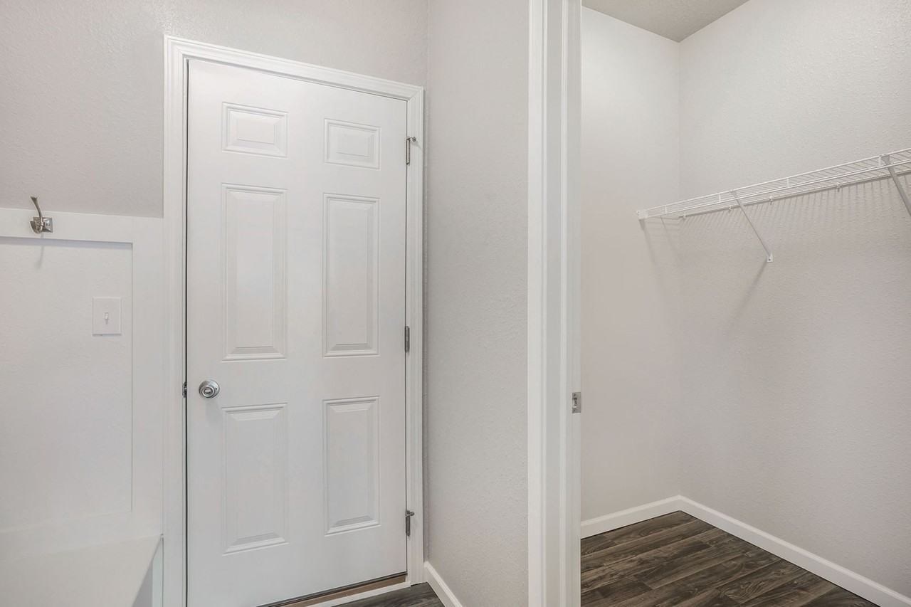 850 Winchester St - Photo 3 of 33