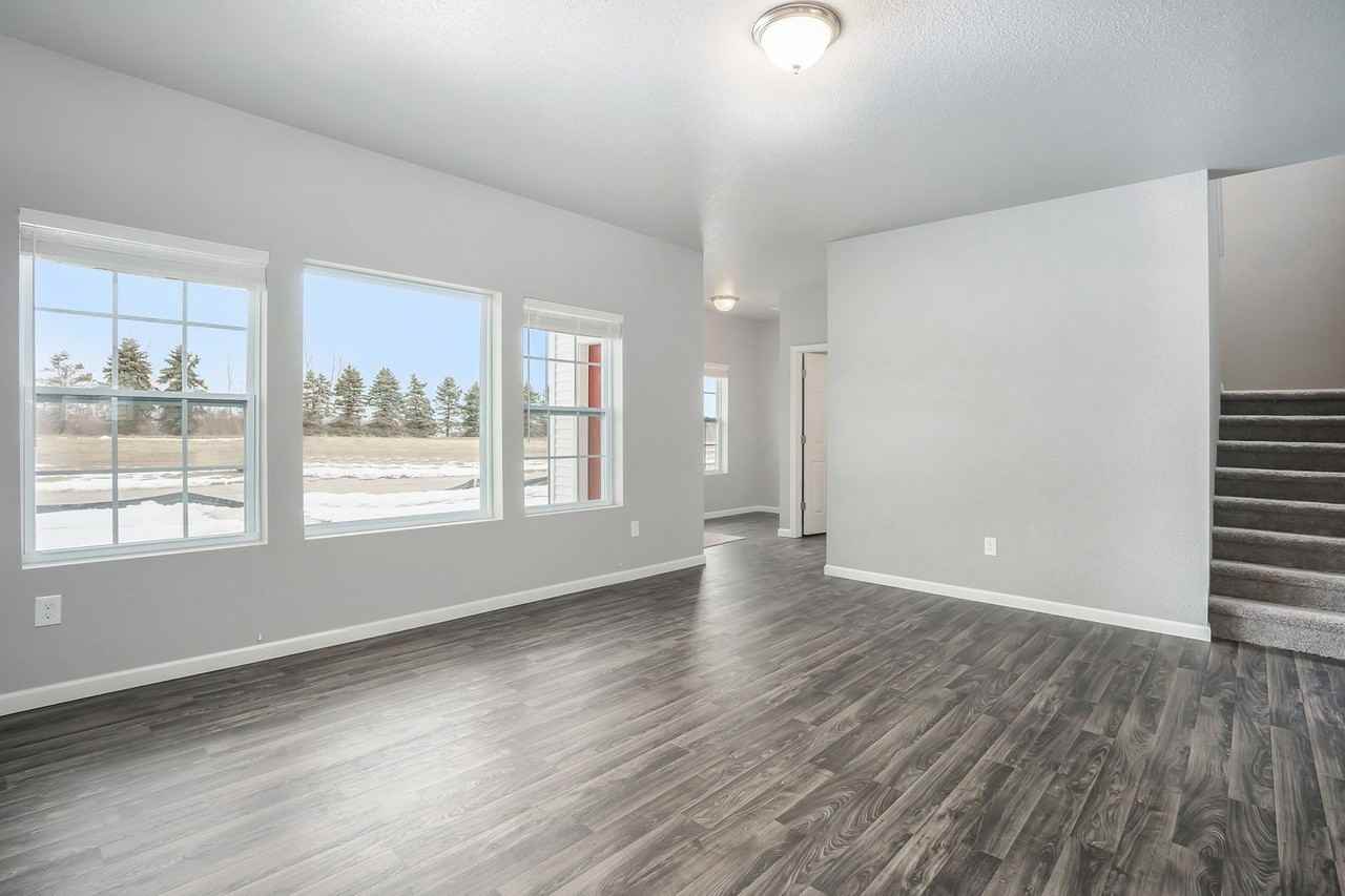 850 Winchester St - Photo 4 of 33
