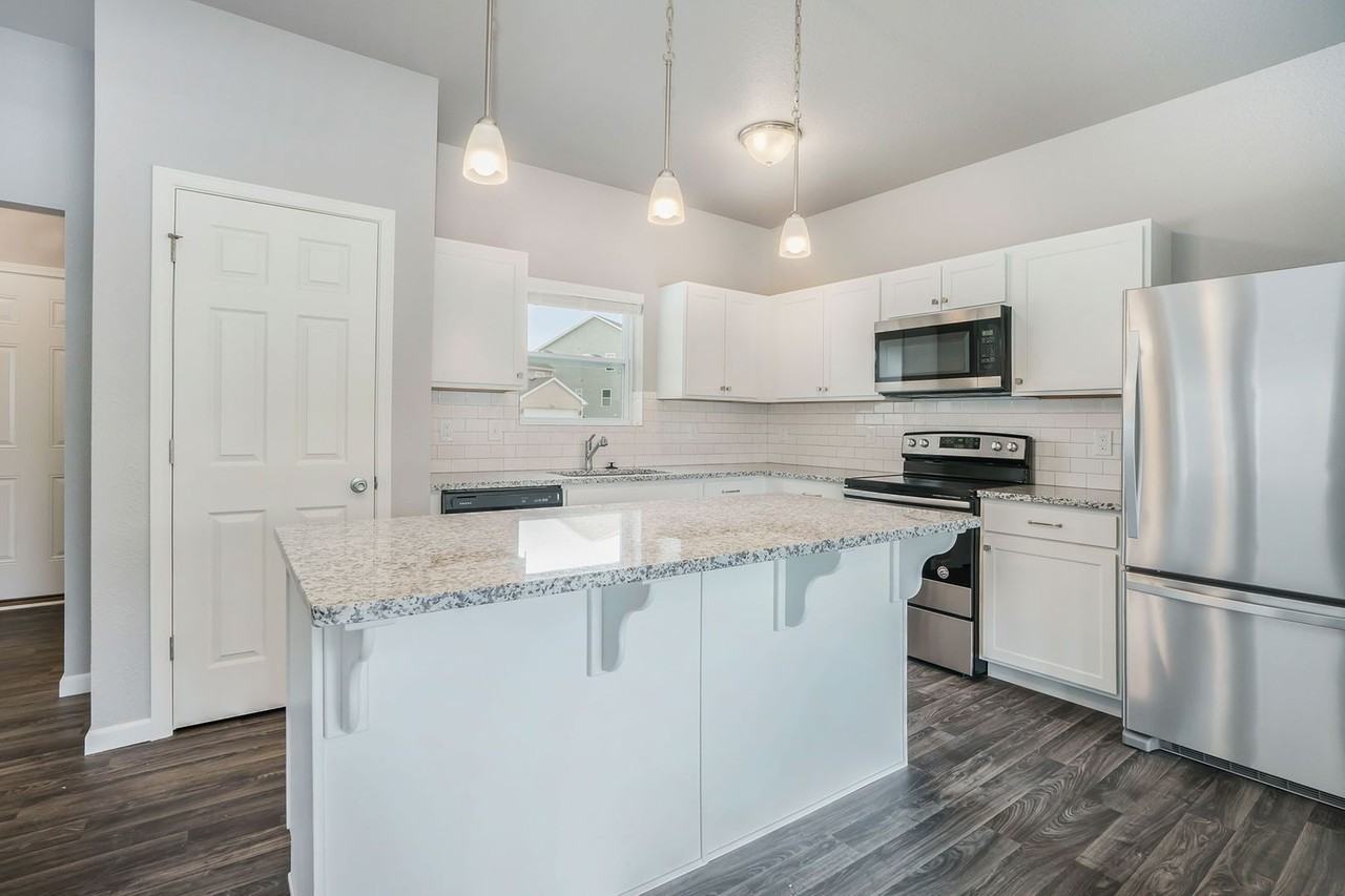 850 Winchester St - Photo 5 of 33