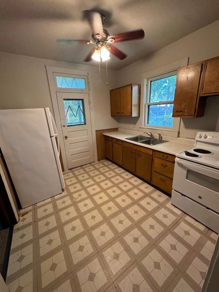3414 S Harrison St - Photo 4 of 8