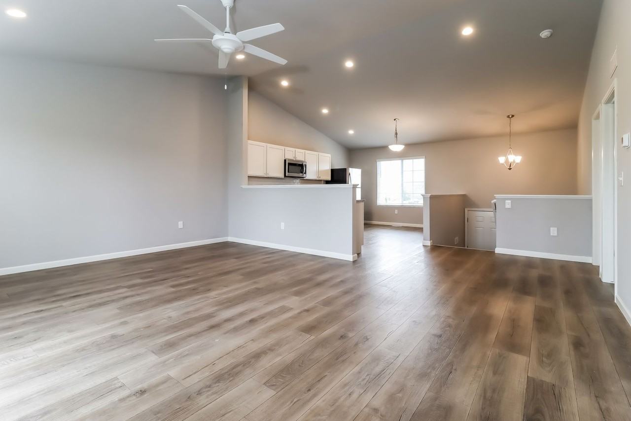 3049 Trafalgar Dr - Photo 3 of 18
