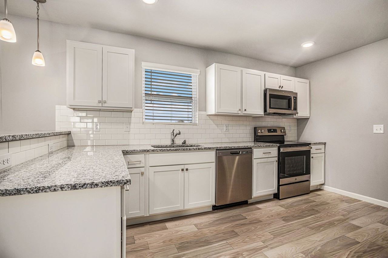610 E North St - Photo 5 of 22