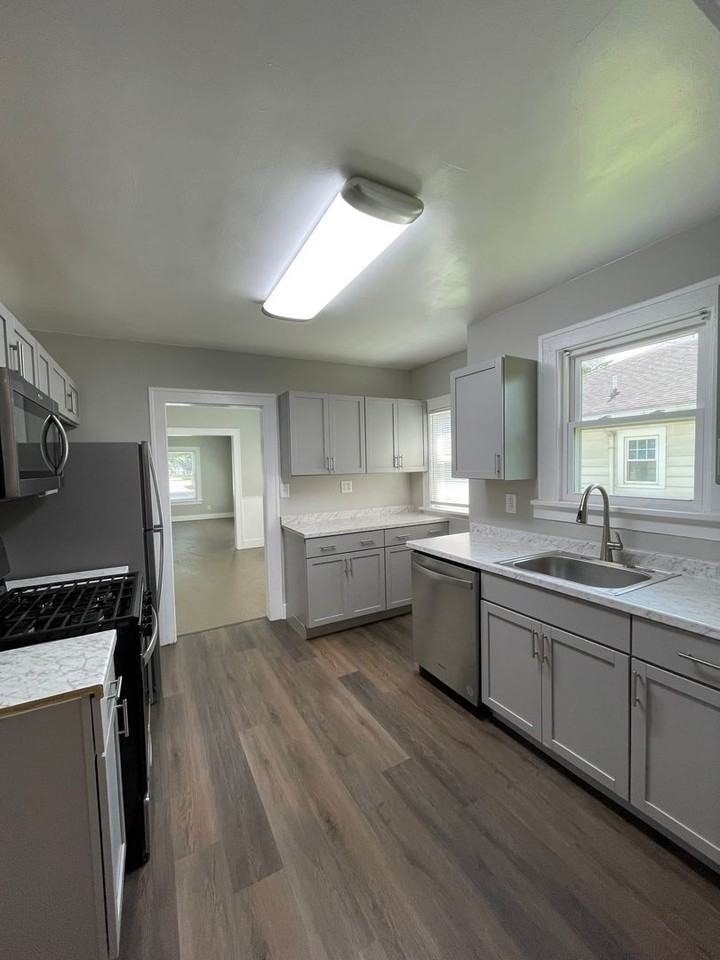 704 S 26th St - Photo 5 of 35