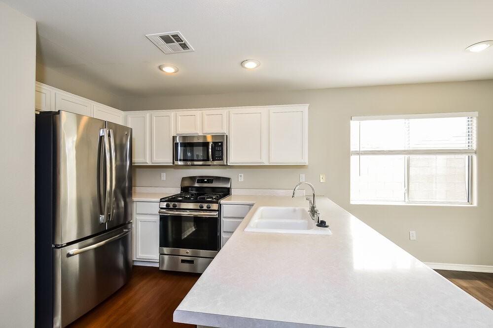 10381 Adrianna Ave - Photo 7 of 17