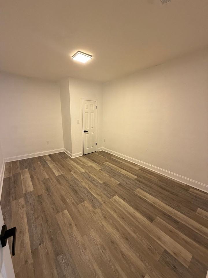 727 N Main St - Photo 3 of 9