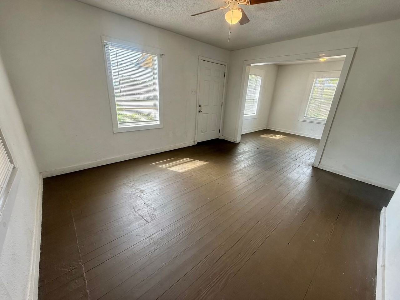 1108 S Lyons Ave - Photo 2 of 12