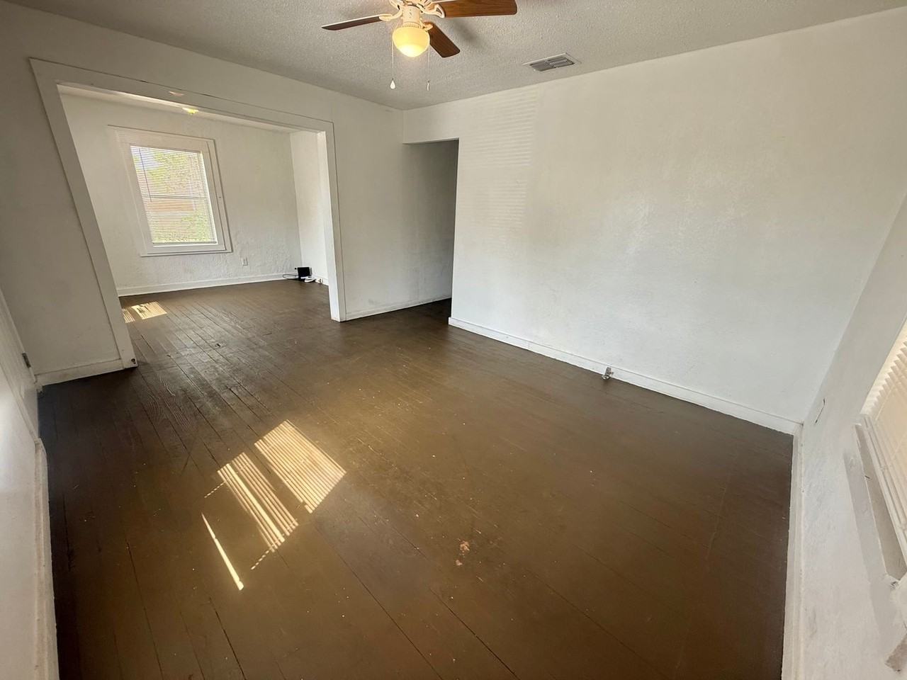 1108 S Lyons Ave - Photo 3 of 12