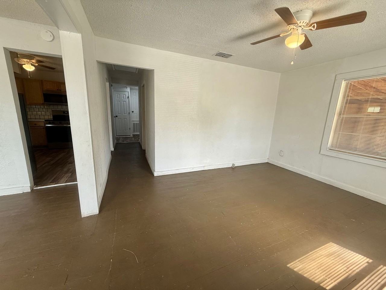 1108 S Lyons Ave - Photo 5 of 12