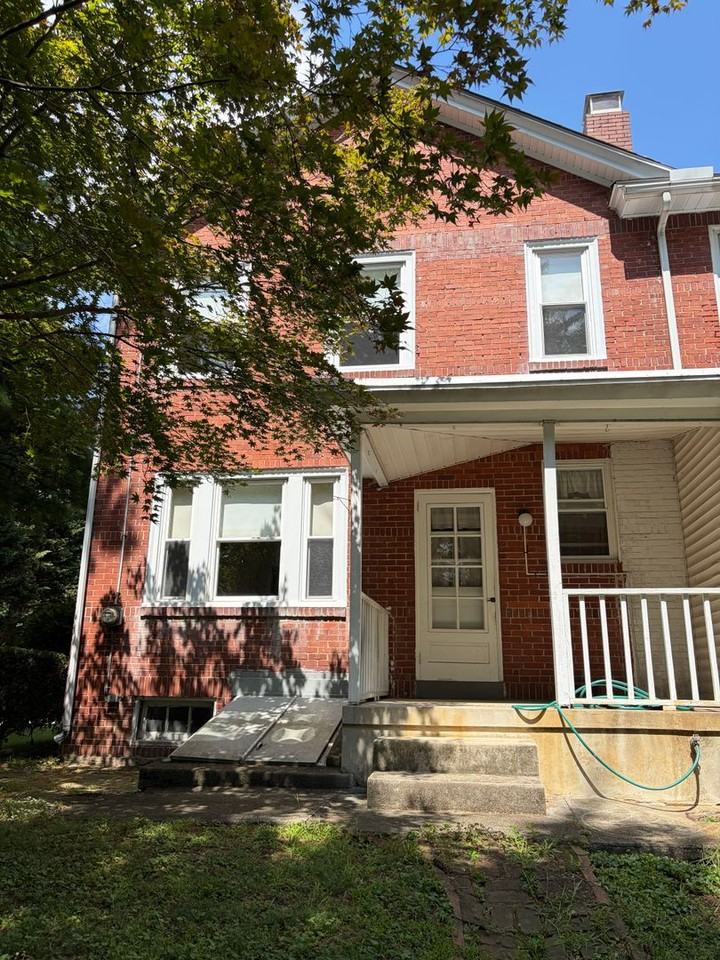 936 Hamilton Pl - Photo 3 of 16