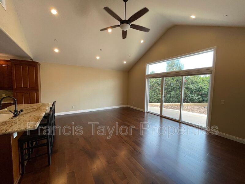 14398 Harvest Cres - Photo 3 of 19
