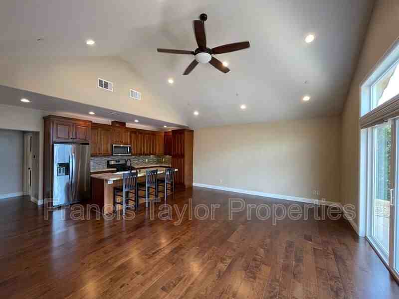 14398 Harvest Cres - Photo 4 of 19
