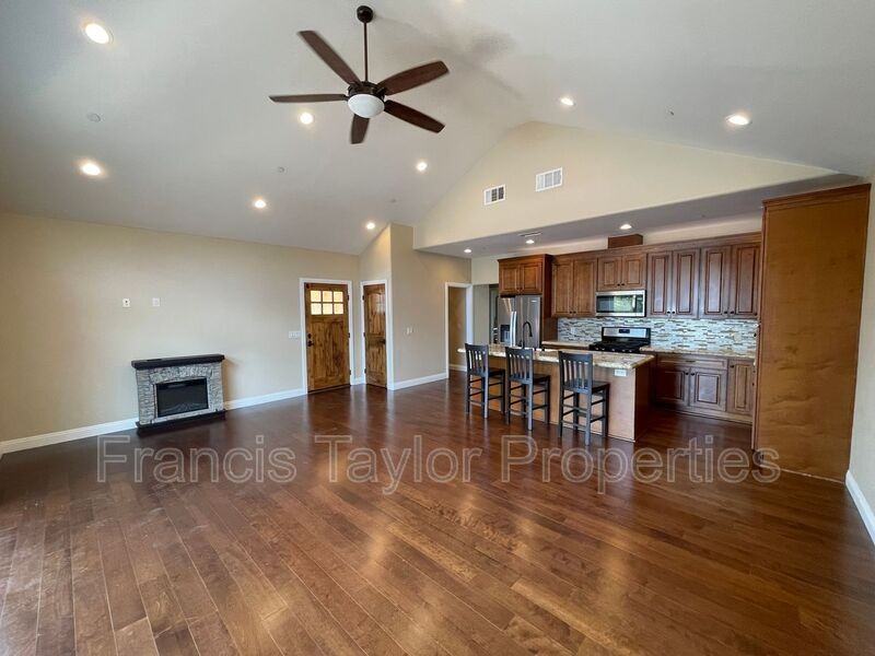 14398 Harvest Cres - Photo 5 of 19