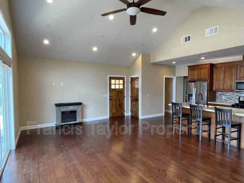 14398 Harvest Cres - Photo 7 of 19