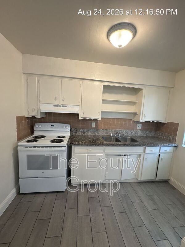 352 S Blackstone St #3 - Photo 4 of 10