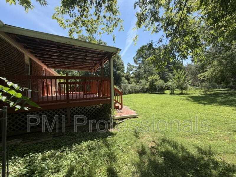 702 Rodeo Rd - Photo 3 of 17