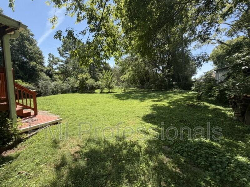 702 Rodeo Rd - Photo 4 of 17