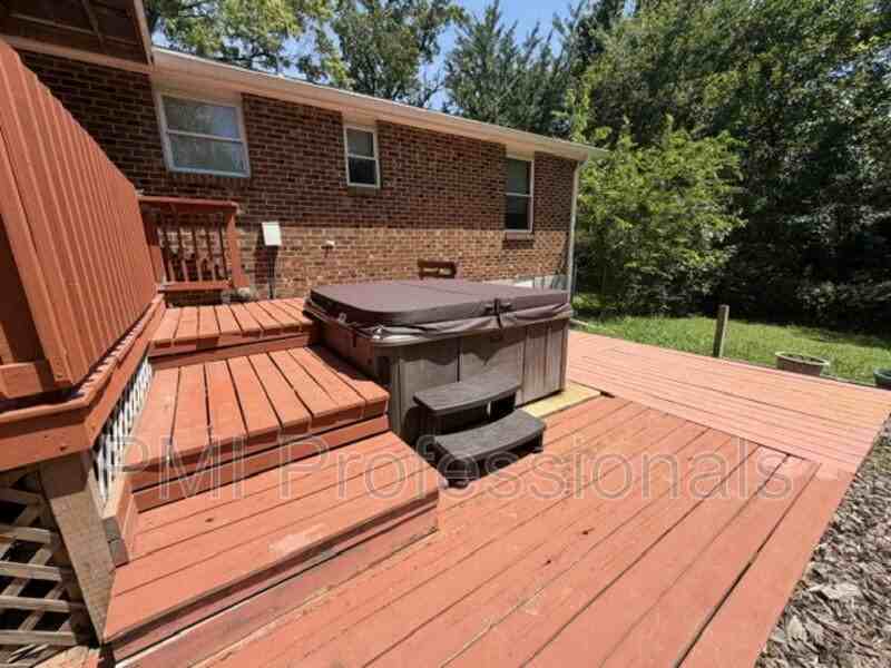 702 Rodeo Rd - Photo 5 of 17
