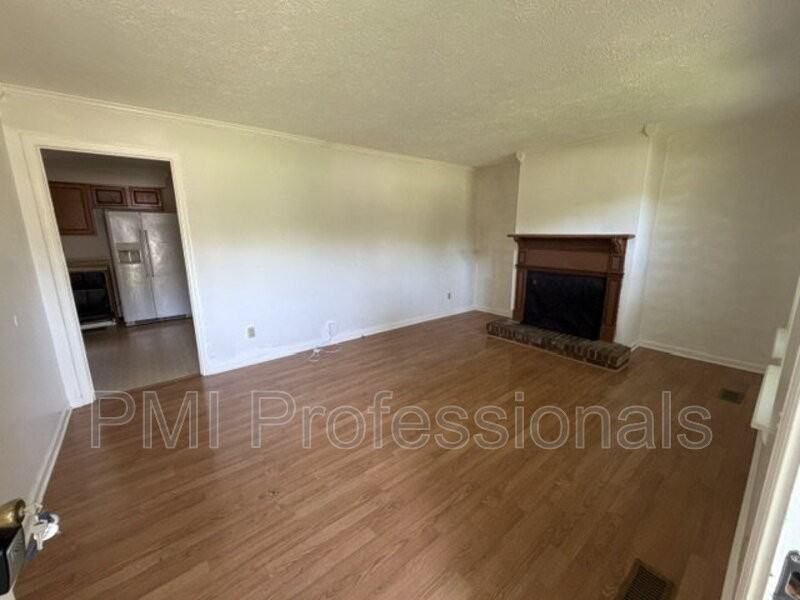 702 Rodeo Rd - Photo 7 of 17