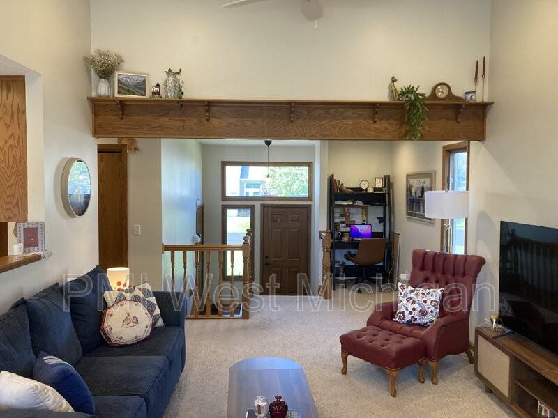 1054 Fairfield Dr - Photo 2 of 21