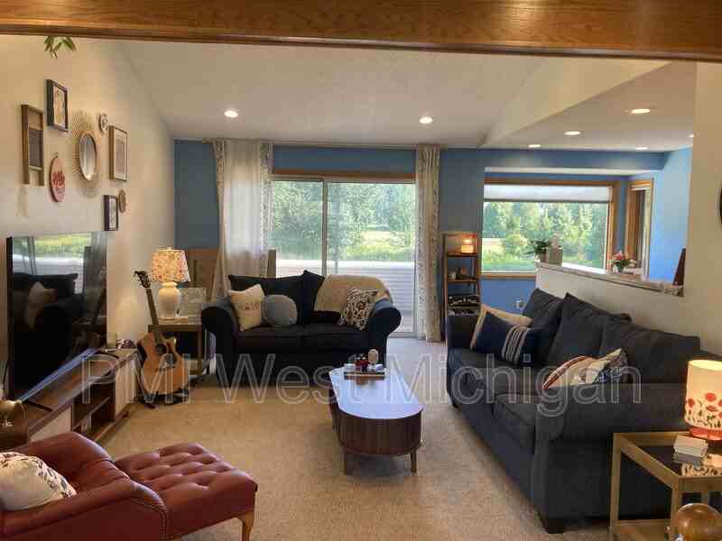 1054 Fairfield Dr - Photo 3 of 21