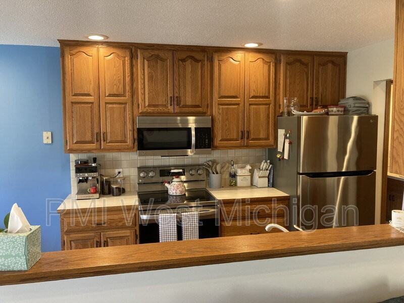 1054 Fairfield Dr - Photo 4 of 21
