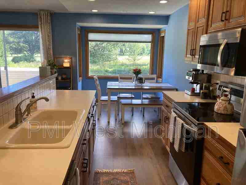 1054 Fairfield Dr - Photo 5 of 21