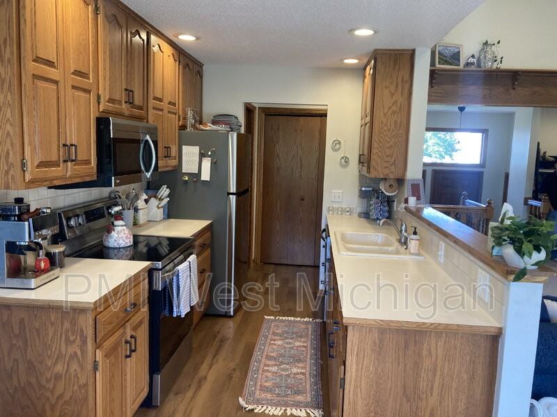 1054 Fairfield Dr - Photo 6 of 21